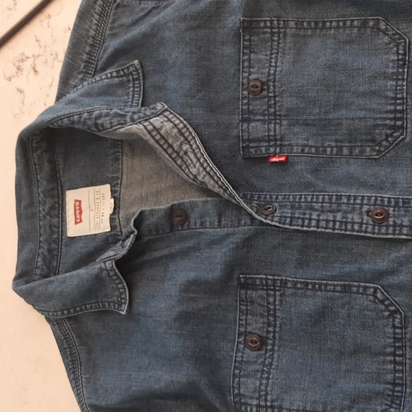 Classic levis denim shirt a wardrobe staple - Picture 3 of 6